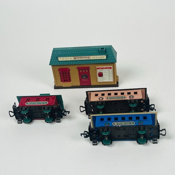 Bedford Falls Express Village Train Set With Station & 3 Train Cars NO ENGINE - Picture 2 of 7